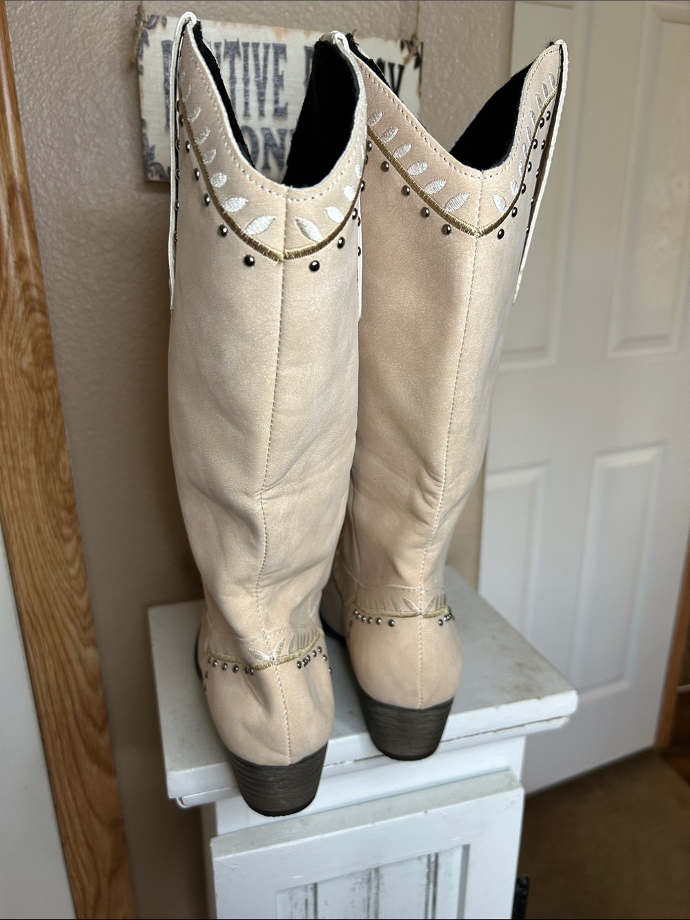 WESTERN Beige Floral Embroidered Heeled Boots - Picture 6 of 7